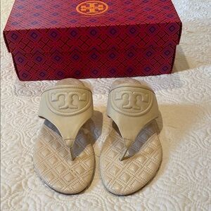 Tory Burch cream leather Fleming thong sandals size 7.5 - brand new